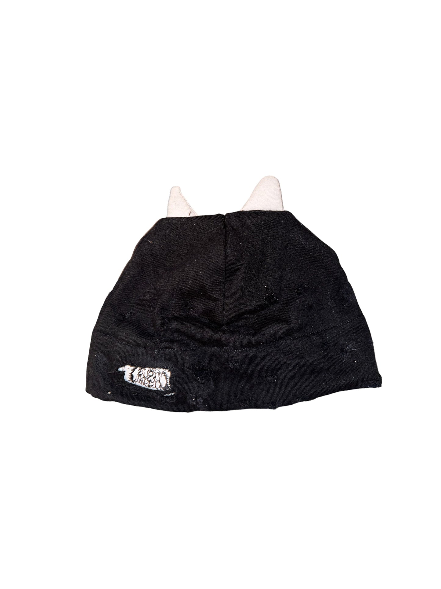Distressed beanie w/horn