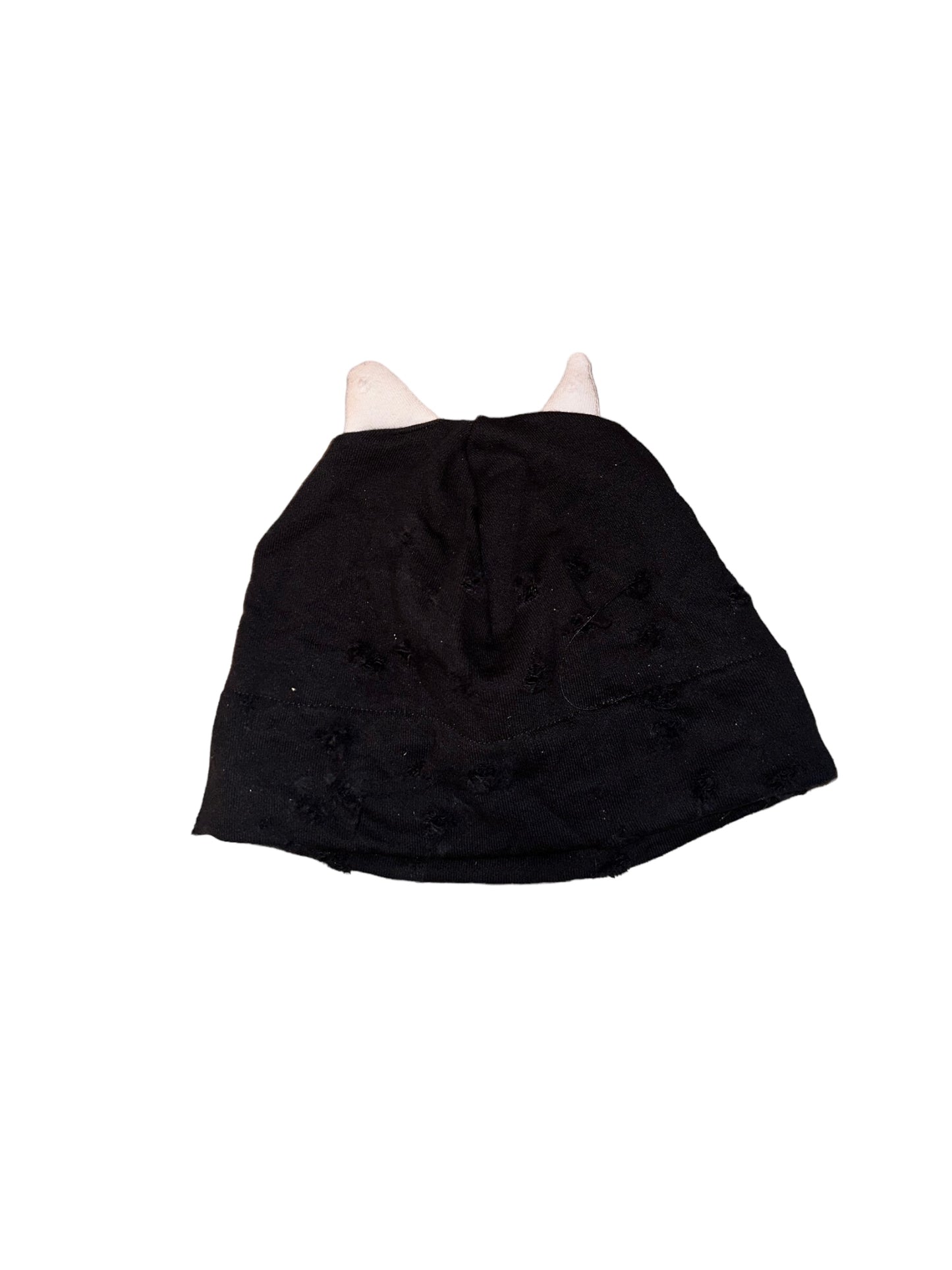Distressed beanie w/horn