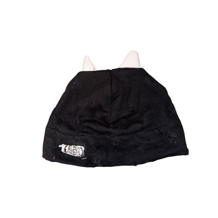 Distressed beanie w/horn